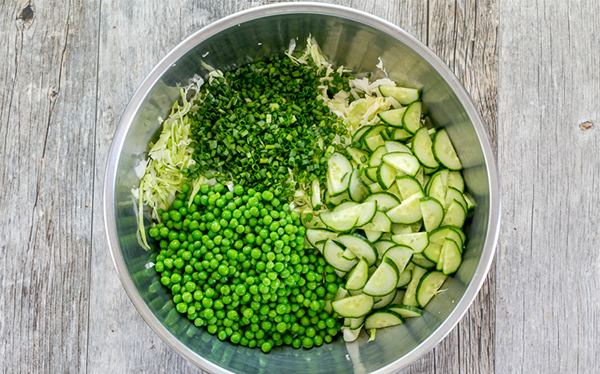 Третья фотография к инструкции по приготовлению рецепта Салат из свежей капусты с огурцом и зеленым горошком