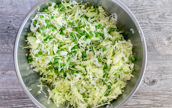 Четвертая фотография к инструкции по приготовлению рецепта Салат из свежей капусты с огурцом и зеленым горошком