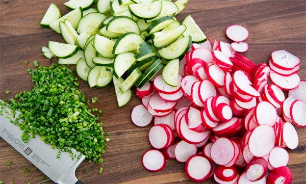 Вторая фотография к инструкции по приготовлению рецепта Свежий салат из огурцов и редиса