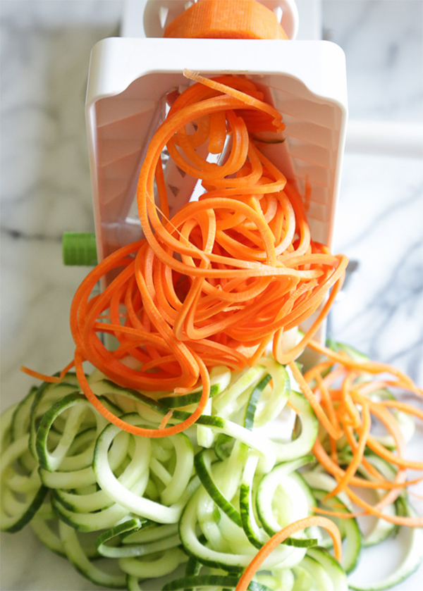 Третья фотография к инструкции по приготовлению рецепта Легкий салат из креветок со свежими овощами под арахисовым соусом