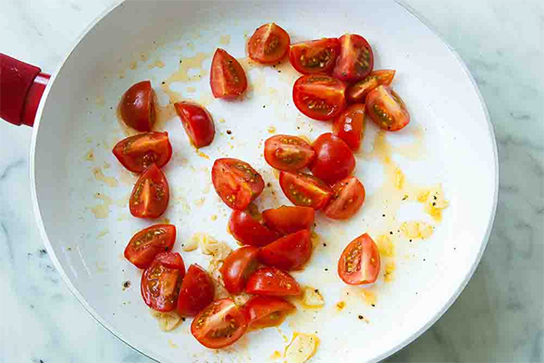 Третья фотография к инструкции по приготовлению рецепта Спагетти с беконом, помидорами и яйцом-пашот