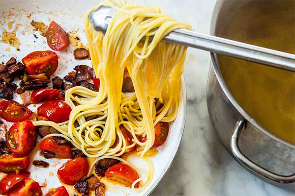 Четвертая фотография к инструкции по приготовлению рецепта Спагетти с беконом, помидорами и яйцом-пашот