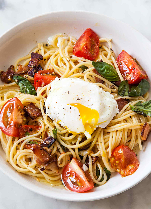 Пятая фотография к инструкции по приготовлению рецепта Спагетти с беконом, помидорами и яйцом-пашот