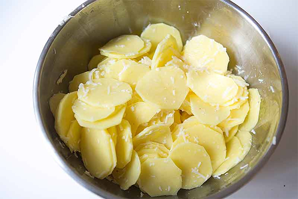 Вторая фотография к инструкции по приготовлению рецепта Запеченный картофель с карамельным луком и сыром Пармезан
