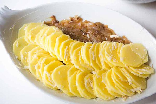 Третья фотография к инструкции по приготовлению рецепта Запеченный картофель с карамельным луком и сыром Пармезан