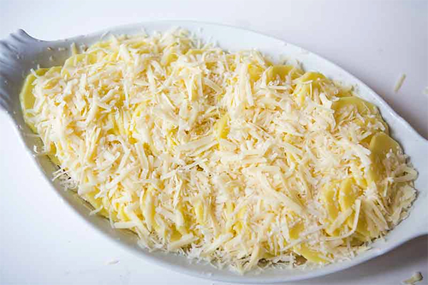 Пятая фотография к инструкции по приготовлению рецепта Запеченный картофель с карамельным луком и сыром Пармезан