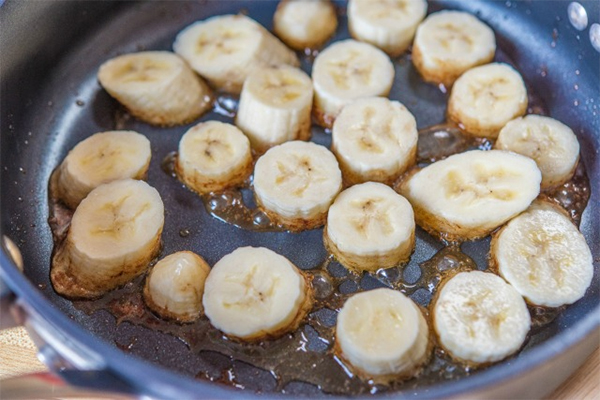 Третья фотография к инструкции по приготовлению рецепта Жареные бананы в медовой глазури с корицей