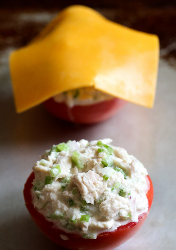 Вторая фотография к инструкции по приготовлению рецепта Помидоры, запеченные с тунцом и сыром