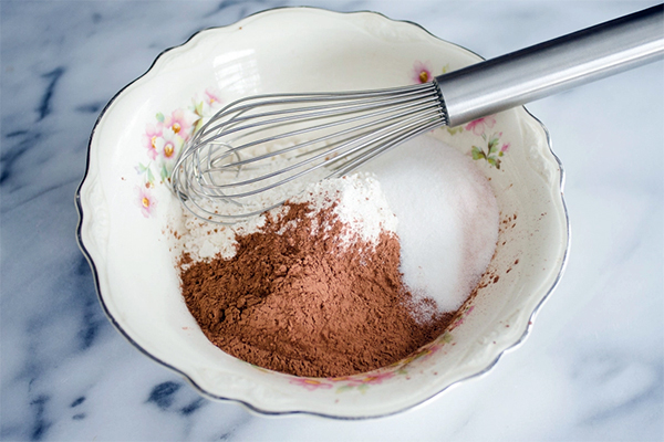 Вторая фотография к инструкции по приготовлению рецепта Шоколадные блинчики со сливочно-сырной начинкой
