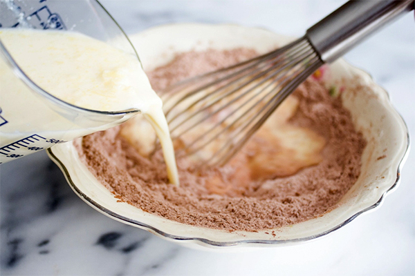 Третья фотография к инструкции по приготовлению рецепта Шоколадные блинчики со сливочно-сырной начинкой
