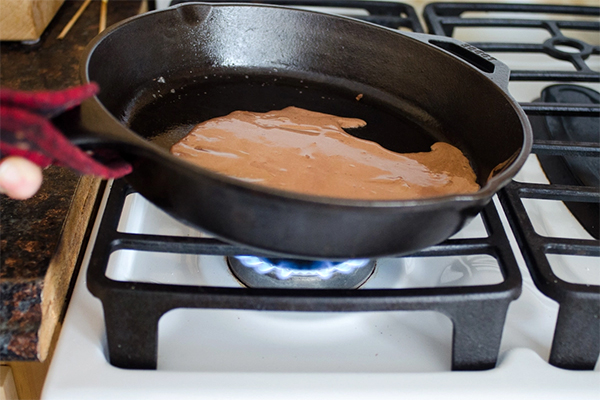 Восьмая фотография к инструкции по приготовлению рецепта Шоколадные блинчики со сливочно-сырной начинкой