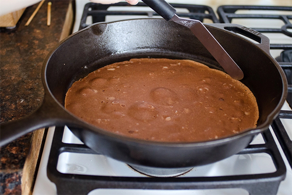 Девятая фотография к инструкции по приготовлению рецепта Шоколадные блинчики со сливочно-сырной начинкой