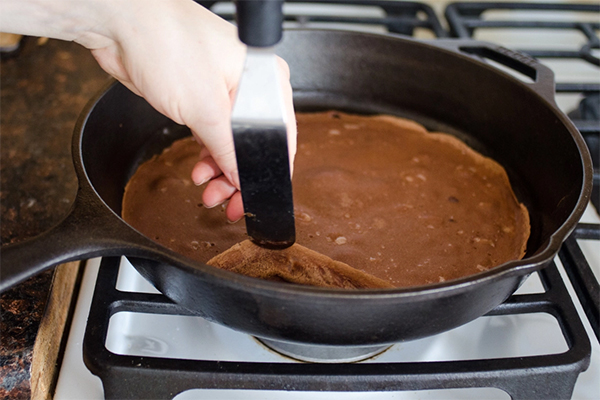 Десятая фотография к инструкции по приготовлению рецепта Шоколадные блинчики со сливочно-сырной начинкой