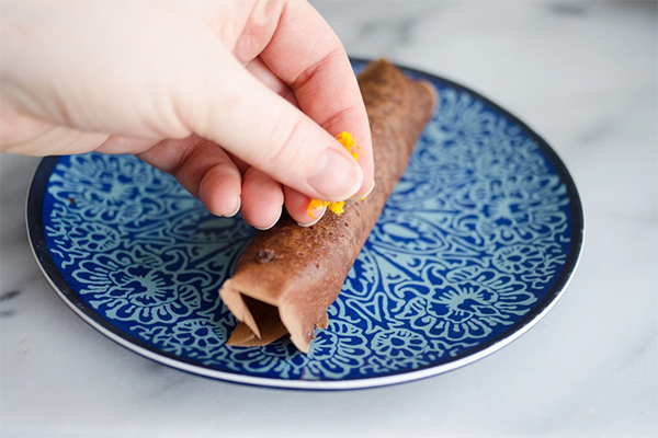 Четвертая фотография к инструкции по приготовлению рецепта Шоколадные блинчики со сливочно-сырной начинкой