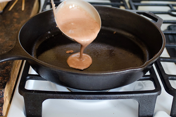 Седьмая фотография к инструкции по приготовлению рецепта Шоколадные блинчики со сливочно-сырной начинкой