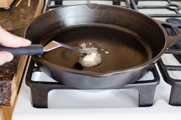 Шестая фотография к инструкции по приготовлению рецепта Шоколадные блинчики со сливочно-сырной начинкой