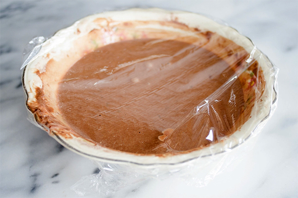 Пятая фотография к инструкции по приготовлению рецепта Шоколадные блинчики со сливочно-сырной начинкой