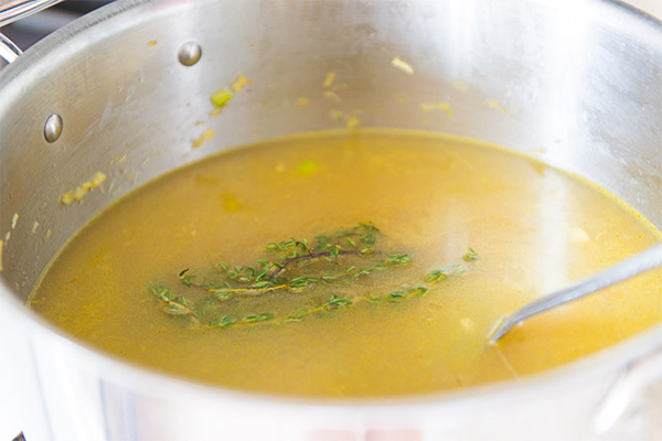 Пятая фотография к инструкции по приготовлению рецепта Быстрый куриный суп с лапшой