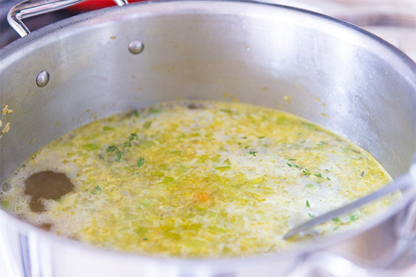 Четвертая фотография к инструкции по приготовлению рецепта Быстрый куриный суп с лапшой