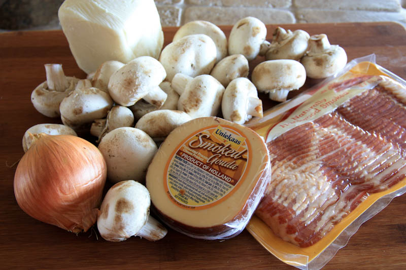 Первая фотография к инструкции по приготовлению рецепта Шампиньоны, фаршированные сыром и беконом