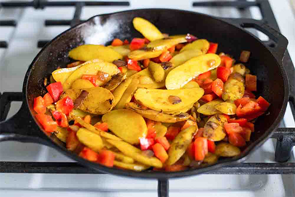 Четвертая фотография к инструкции по приготовлению рецепта Фритатта (омлет) с картофелем, красным перцем и шпинатом