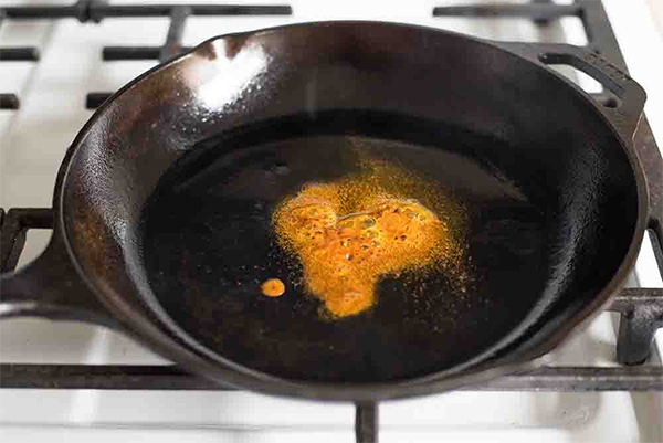 Первая фотография к инструкции по приготовлению рецепта Фритатта (омлет) с картофелем, красным перцем и шпинатом