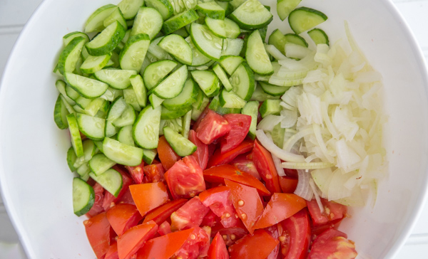 Вторая фотография к инструкции по приготовлению рецепта Салат из свежих помидоров с огурцами