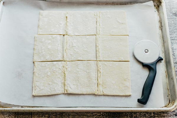 Первая фотография к инструкции по приготовлению рецепта Дениши с персиками и ванильной глазурью