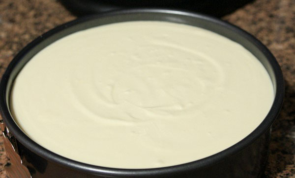 Десятая фотография к инструкции по приготовлению рецепта Классический чизкейк с черничным соусом