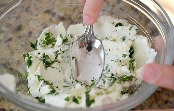 Четвертая фотография к инструкции по приготовлению рецепта Салат Наполеон из свеклы с козьим сыром
