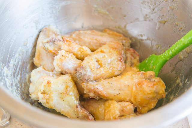 Четвертая фотография к инструкции по приготовлению рецепта Куриные крылышки в сливочно-чесночном соусе с Пермезаном
