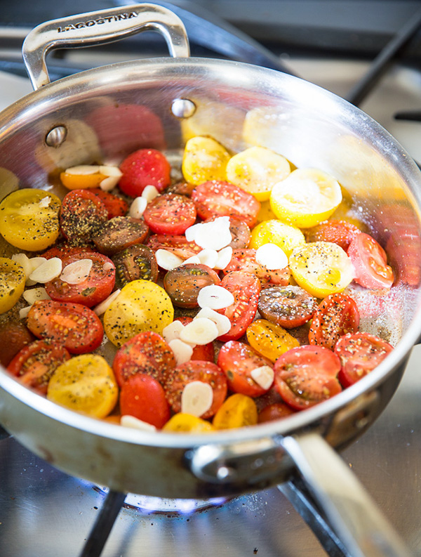 Первая фотография к инструкции по приготовлению рецепта Треска в томатном соусе с базиликом