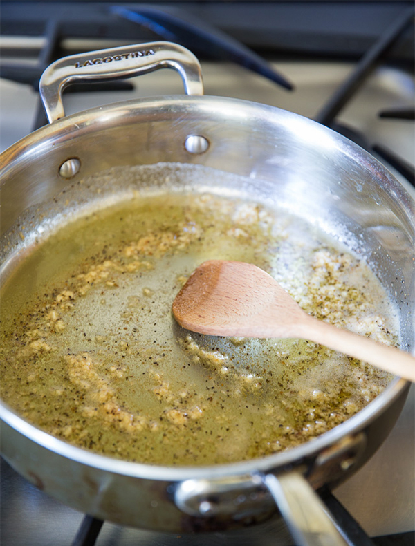 Первая фотография к инструкции по приготовлению рецепта Креветки в сливочно-чесночном соусе