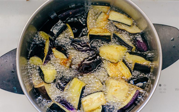 Четвертая фотография к инструкции по приготовлению рецепта Острые жареные баклажаны с чесночным соусом