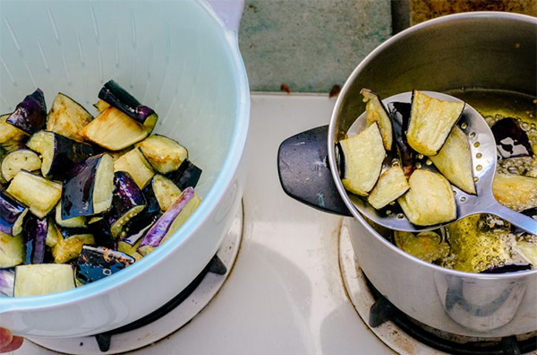 Пятая фотография к инструкции по приготовлению рецепта Острые жареные баклажаны с чесночным соусом