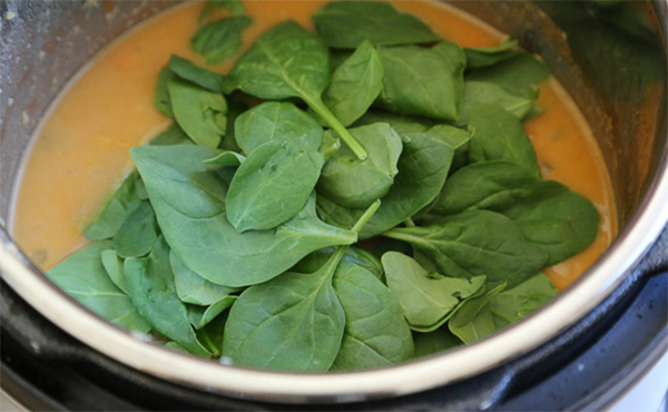 Четвертая фотография к инструкции по приготовлению рецепта Суп-пюре из фасоли со шпинатом и беконом в мультиварке