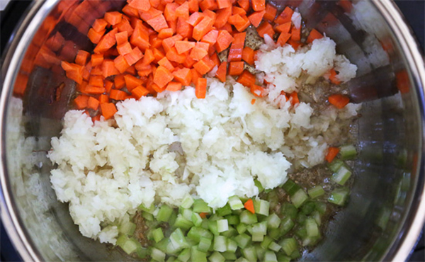 Вторая фотография к инструкции по приготовлению рецепта Суп-пюре из фасоли со шпинатом и беконом в мультиварке