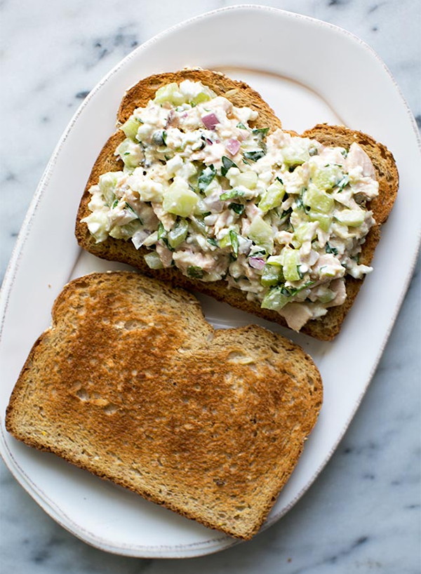 Третья фотография к инструкции по приготовлению рецепта Хрустящий сэндвич с салатом из тунца