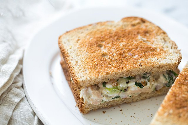 Четвертая фотография к инструкции по приготовлению рецепта Хрустящий сэндвич с салатом из тунца