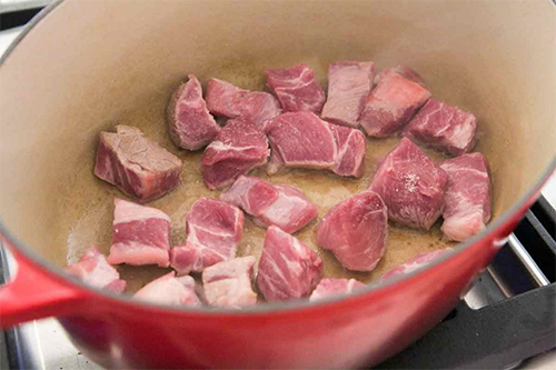 Третья фотография к инструкции по приготовлению рецепта Острое рагу из свинины с картофелем и кукурузой