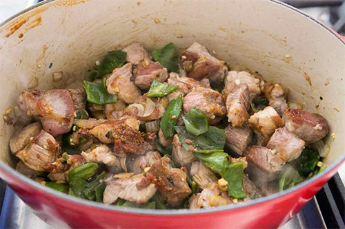 Шестая фотография к инструкции по приготовлению рецепта Острое рагу из свинины с картофелем и кукурузой