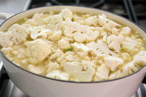 Четвертая фотография к инструкции по приготовлению рецепта Суп-пюре из цветной капусты с сыром Чеддер