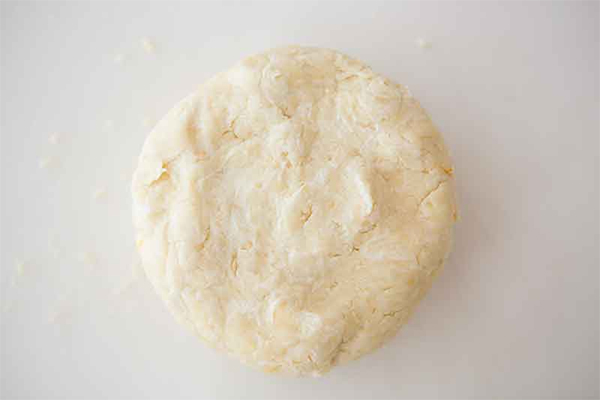 Четвертая фотография к инструкции по приготовлению рецепта Перевернутый пирог с карамельными грушами