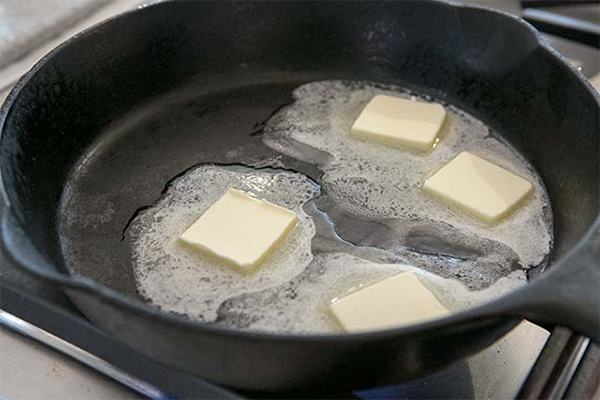 Шестая фотография к инструкции по приготовлению рецепта Перевернутый пирог с карамельными грушами