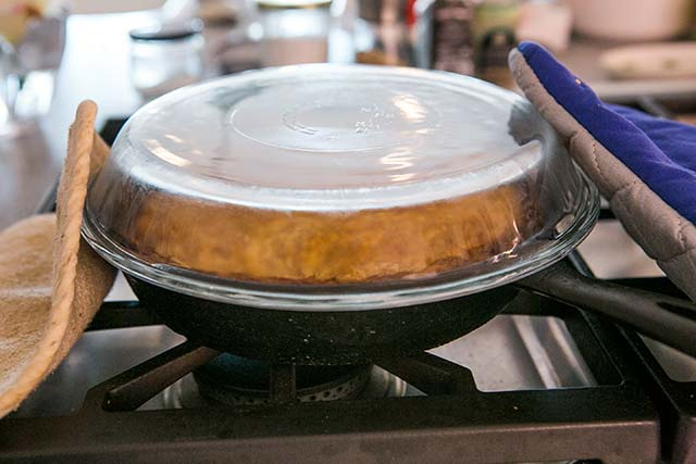 Тринадцатая фотография к инструкции по приготовлению рецепта Перевернутый пирог с карамельными грушами