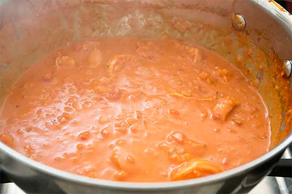 Пятая фотография к инструкции по приготовлению рецепта Паста с креветками в томатном соусе