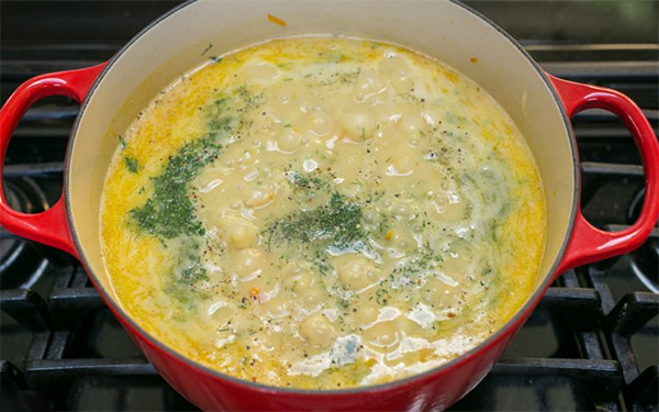 Седьмая фотография к инструкции по приготовлению рецепта Сливочный куриный суп с лапшой