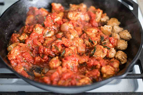 Вторая фотография к инструкции по приготовлению рецепта Паста с куриными колбасками и шпинатом