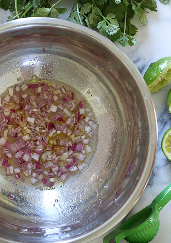 Вторая фотография к инструкции по приготовлению рецепта Легкий салат из креветок с авокадо