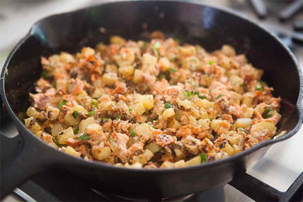 Вторая фотография к инструкции по приготовлению рецепта Глазунья с жареным картофелем и копченым лососем